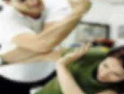 بالفيديو: أب يعذب ابنه بطريقة وحشية... والمذيعة تطرده من الحلقة على الهواء مباشرة