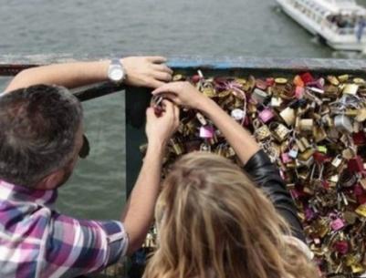 بلدية باريس تخلص جسر الفنون من 