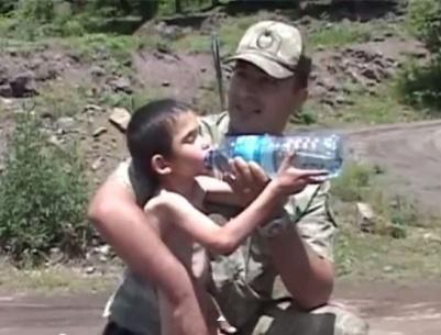 العثور على طفل تاه من والديه في غابات تركيا بعد 6 أيام من اختفائه (فيديو)