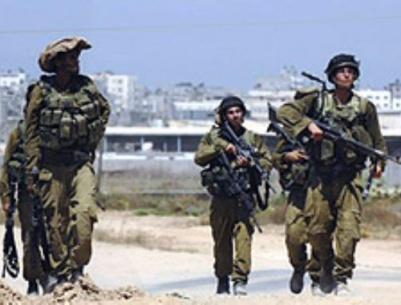 الاحتلال يعتقل مواطنًا ويصادر بضائع ببيت أمر