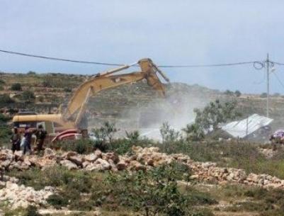 كيسان: الاحتلال يخطر بهدم غرفة زراعية وجدران استنادية