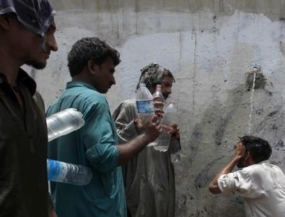 علماء دين في باكستان يحللون الإفطار بسبب موجة الحر