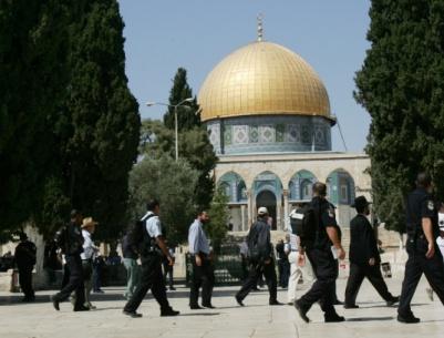 عشرات المستوطنين يقتحمون الأقصى بحراسة مشددة