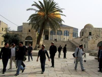 مستوطنون وضباط يقتحمون باحات الأقصى