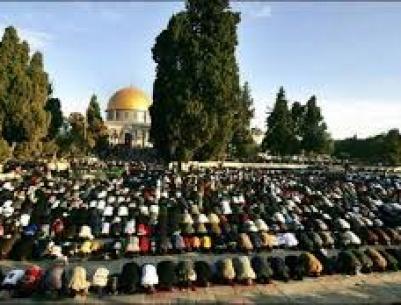 الاحتلال يمنع صلاة الغزيين بالأقصى بعد صاروخ الليلة