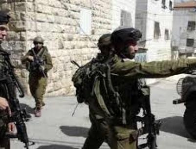 قوات الاحتلال تعتقل والدة أسير جنوب الخليل