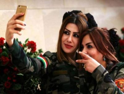 بالصور: Selfie لمقاتلات من البشمركة قبل مواجهة داعش