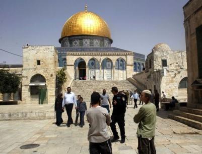 مستوطنون يقتحمون باحات الأقصى واعتقال مقدسية