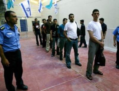 128 عملية قمع وتنكيل بالأسرى في السجون منذ بداية العام