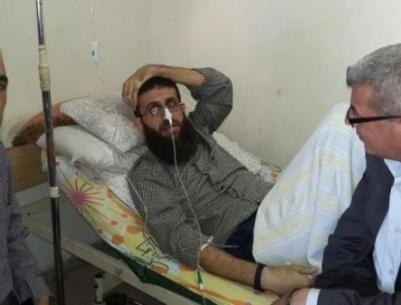 قراقع يزور عدنان وعائلة الأسير المضرب عدي ستيتي