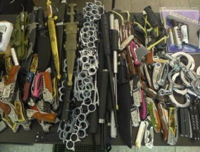 الشرطة تضبط أكثر من 300 قطعة من الأسلحة البيضاء والغاز المسيل للدموع في الخليل