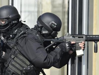 مسلحون يحتجزون موظفين بمتجر قرب باريس