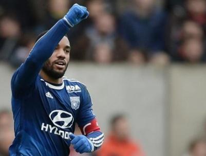 هداف الدوري الفرنسي يريد البقاء في ليون