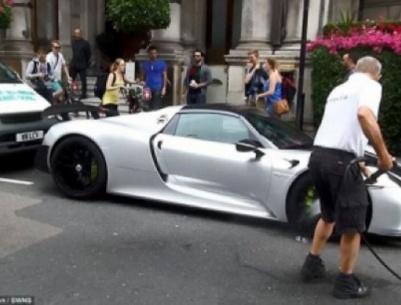 فيديو وصور: ثري سعودي يعطّل المرور في لندن لتنظيف سيارته البورش