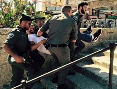 جنود الاحتلال يعتدون بالضرب على شاب مقدسي