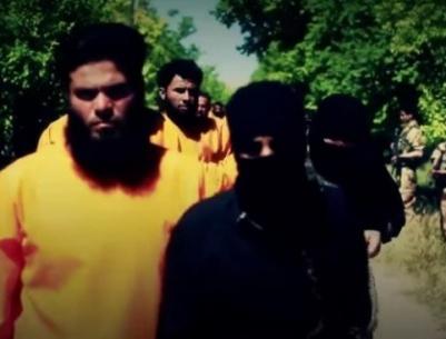 فيديو مروع ... اعدام 18 عنصرا من داعش على يد جيش الاسلام