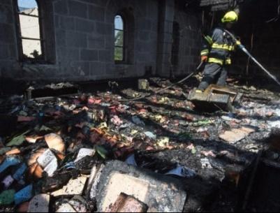 اعتقال مشتبهين بحرق كنيسة (الخبز والسمك)