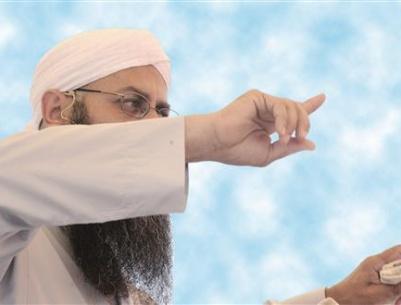 الشيخ أحمد الأسير يسرح ويمرح في صيدا.. حليق الذقن وطويل الشعر