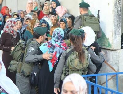 آلاف المواطنين يتوجهون إلى الأقصى لأداء صلاة الجمعة الثالثة من رمضان