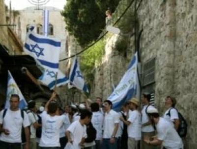 مستوطنون يتظاهرون ضد الفلسطينيين بالخليل