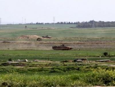 الاحتلال يقيم سواتر ترابية ويستهدف المزارعين شرق خان يونس