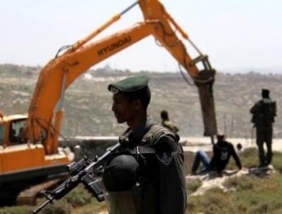 جرافات الاحتلال تهدم 3 منشآت في اذنا غرب الخليل