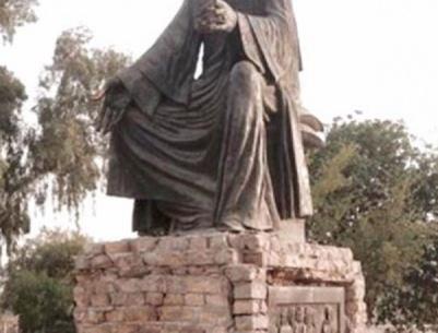 بغداد تعيد الحياة لتمثال شاعرها العباسي 