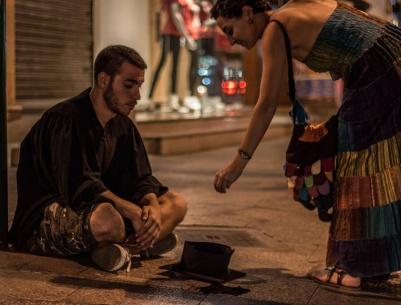 شابٌ لبناني يتسوّل على الطرقات بثوب التخرّج