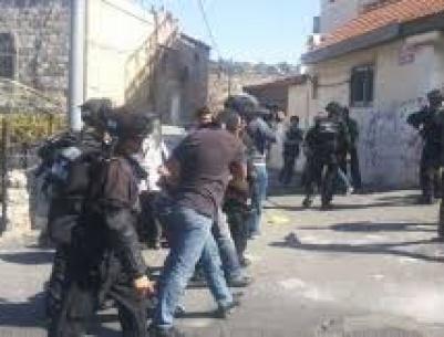 اعتقال 4 مقدسيين من عائلة واحدة بعد الاعتداء عليهم