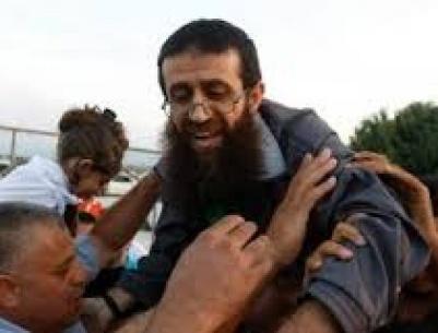 نقل المحرر خضر عدنان للمستشفى بعد تدهور صحته