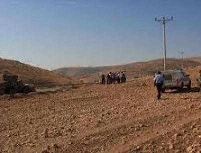 الاحتلال يجرف أراضٍ ويخطر بهدم منزل وبئر مياه في الخليل