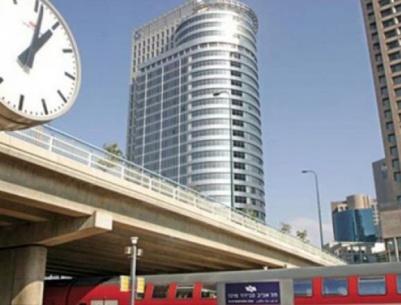 لص يشل حركة القطارات في تل ابيب