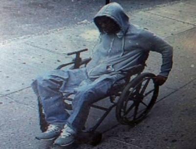 لص على كرسي متحرك يسرق بنكا ويهرب