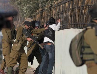 الاحتلال يصيب مواطنا ويعتقل آخر في مخيم الجلزون