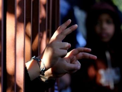 الاحتلال يعزل أسيرًا بعد إضرابه عن الطعام