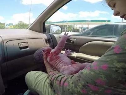 زوج يصور بالفيديو ولادة ابنه بالسيارة