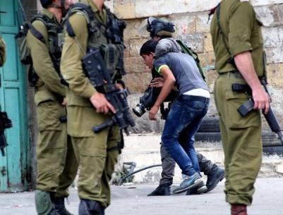الاحتلال يعتقل مواطنين من الخليل ودير سامت