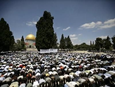 220 الفاً يؤدون صلاة العيد في الاقصى