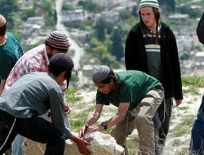 مستوطنون يهاجمون مزارعين في قصرة جنوب نابلس