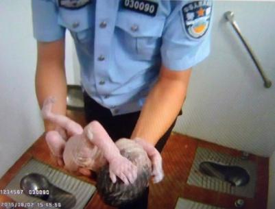 صور مؤثرة لشرطي صيني ينقذ رضيعة من الموت في دورة مياه عمومية