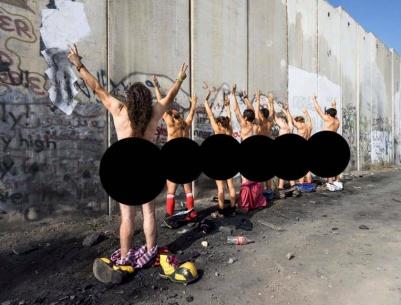 بالصور : نشطاء اجانب يقومون بالتعري امام جدار الفصل العنصري تضامنا مع الشعب الفلسطيني !