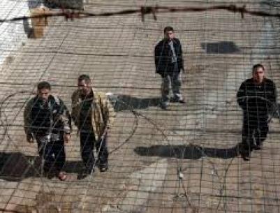 سبعة أسرى إداريون يواصلون الإضراب وتهديدات بتوسيع نطاقه