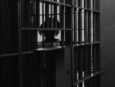 أب يحبس زوجته وابنه في زنزانة لـ 6 سنوات