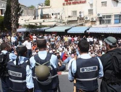 المواطنون يتحدّون إجراءات الاحتلال ويعتصمون في أقرب نقطة للأقصى