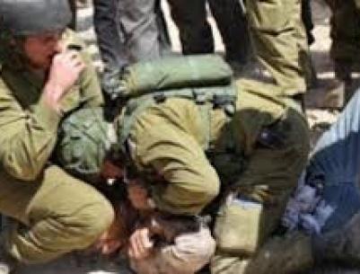 مستوطنون يعتدون على طفل وشاب في الخليل