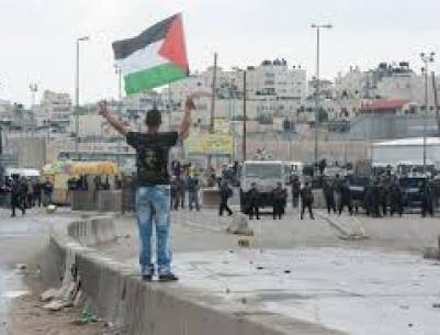 إصابة شاب بجروح خطيرة في مواجهات قرب حاجز قلنديا