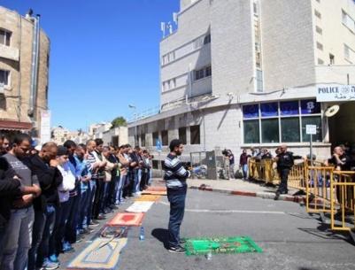 الاحتلال يحرم آلاف المواطنين من أداء صلاة الجمعة في 'الأقصى