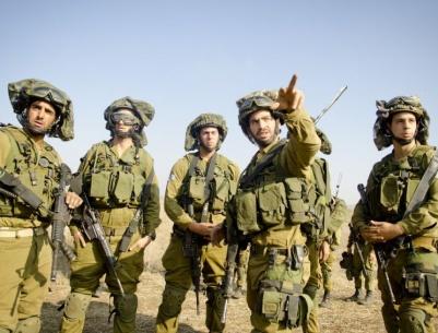 الاحتلال يداهم منازل منفذي عملية 