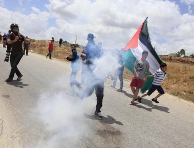 الاحتلال يقمع مسيرة قرية نعلين