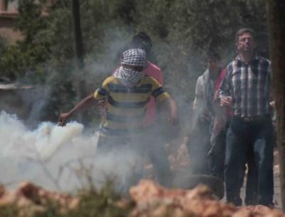 الاحتلال يعتقل شابا وفتى بمواجهات في بيت أمر شمال الخليل